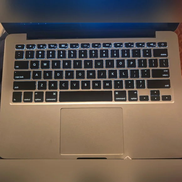 Apple MacBook Pro 13-inch, a portable and powerful laptop. - Picture 3 of 6